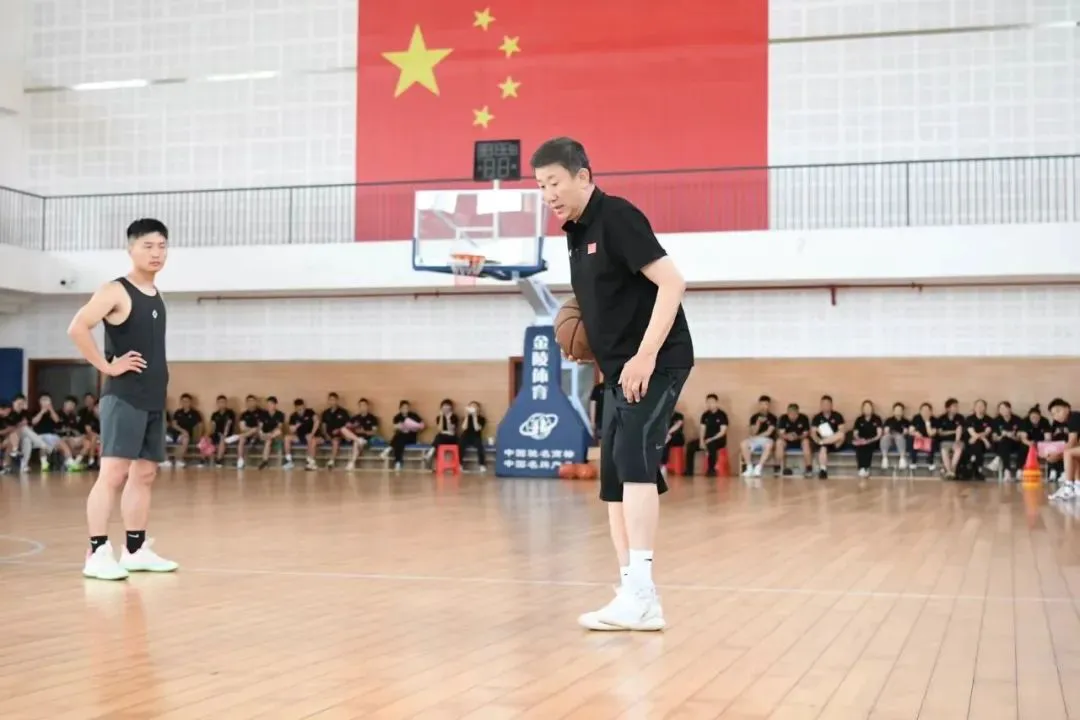 老年人打篮球时应如何进行适当的力量训练?_0